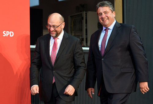 German Economy Minister Sigmar Gabriel (right) and Martin Schulz, president of the European parliament, enter a news conference after a voting of Germany’s Social Democrats on the Comprehensive Economic and Trade Agreement in Wolfsburg, Germany, on Monday (Reuters photo)